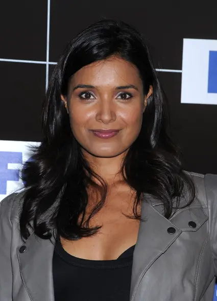 How tall is Shelley Conn?